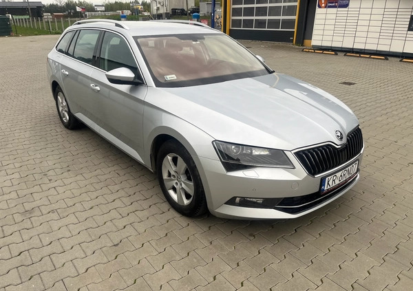 Skoda Superb cena 69900 przebieg: 142000, rok produkcji 2017 z Rymanów małe 466